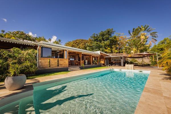 Villa Ô Pieds Nus 180m2 4 chambres piscine jardin tropical parking privé, Book  Hoteller i Saint-Paul med pool, Swimmingpool