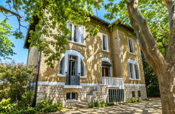 Chambre dans villa privée, charme et confort proche Vélodrome & plages - Parking privé, Book  Carros hoteller med pool, Swimmingpool