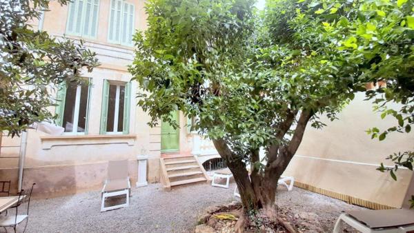 Villa de charme, Book  Hoteller i Rhône-Alps med parkering, Parkering