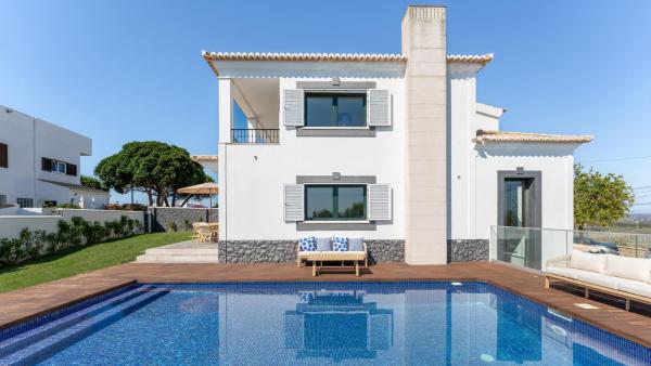 Villa Maya Luxurious House With Pool by LovelyStay, Book  Albufeira hoteller med pool, Swimmingpool