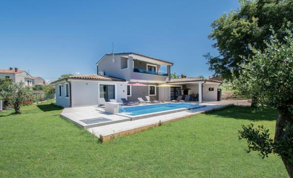 Villa Vala with a large yard near Pula - by Istrabook, Book  Marčana Pula Region