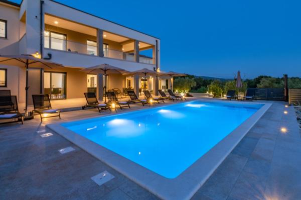 Villa Silente, modern and luxurious villa hugged by nature, Book  Stalije hoteller med pool, Swimmingpool