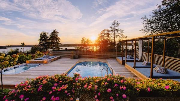 Privat Spirit Spa Villa, Book  Vallentuna hoteller med pool, Swimmingpool
