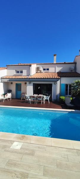 Maison dHestia, charme, piscine, proche du bord de mer et de Royan, Book  Hoteller i Aquitaine med pool, Swimmingpool