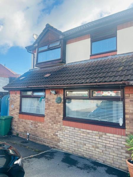Modern well kept home- Entire House, Book  Abercynon Cardiff