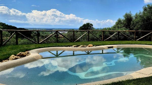 Villa Olivemare B&B, Book  Versilia hoteller med pool, Swimmingpool