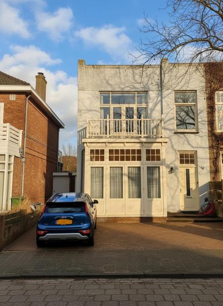 Villa Harry with private parking, Book  Zandvoort 