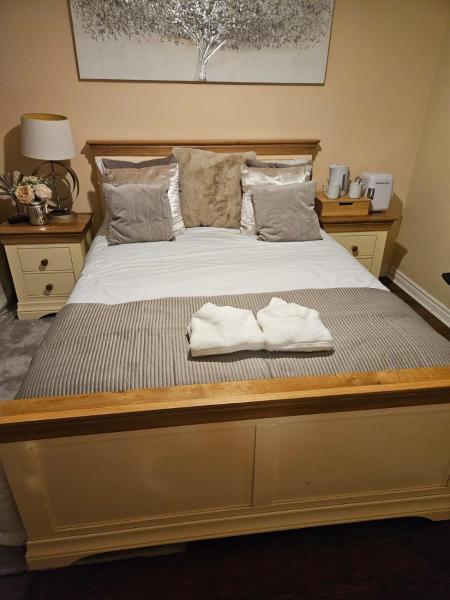 Elite Room at New Forest Village, Book  Robin Hood West Yorkshire