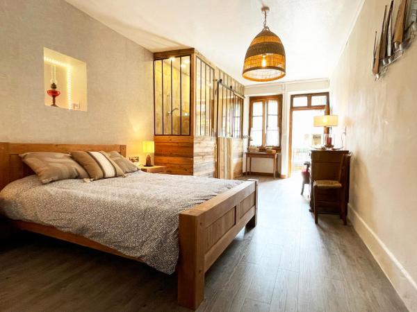 Chambres dhôtes avec entrée privative au calme dans maison de village au-villard, Book  Hoteller i Rhône-Alps med parkering, Parkering