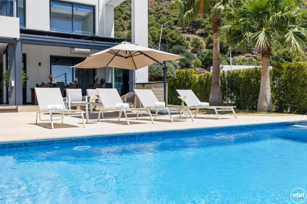 ViVi Homes - Villa Yara Pool, Sauna, Jacuzzi & Cinema, Book  Hoteller i Costa del Sol med pool, Swimmingpool