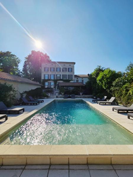 La Maison Chaleureuse, Book  Festalemps hoteller med pool, Swimmingpool