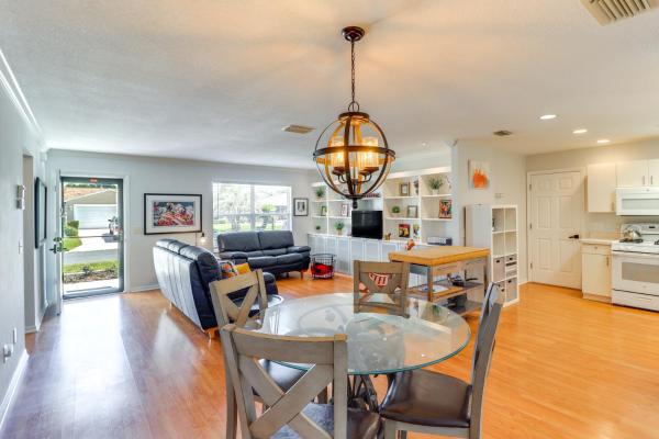 Lanai & Gas Grill: Bright Home in The Villages, Book Hotel Hoteller i The Villages med pool, Swimmingpool
