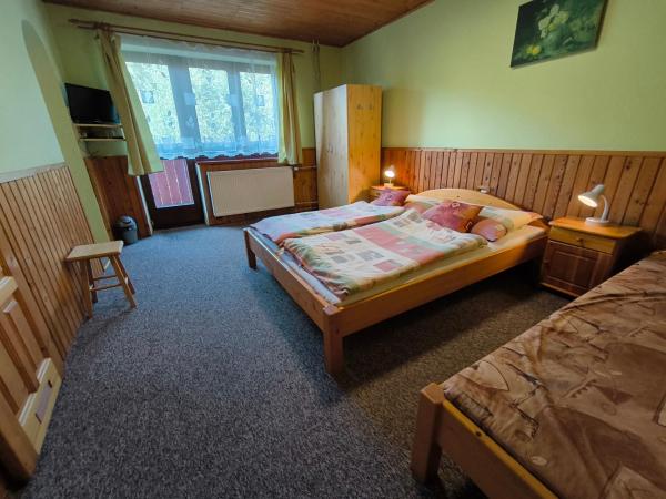 Privat U Milana Hlavná 316, Book  Hoteller i Prešovský kraj med parkering, Parkering