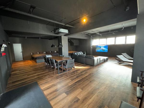 Black Villa Naha 最大8名宿泊可 136平米 美栄橋駅 徒歩1分 国際通り 徒歩7分, Book  Tomari Okinawa