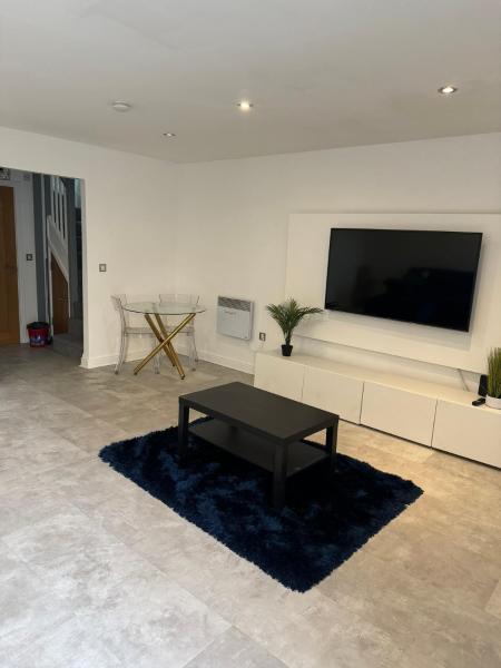 2bed 2bath Gated Eye Candy, Book  Hoteller i London og omegn med parkering, Parkering
