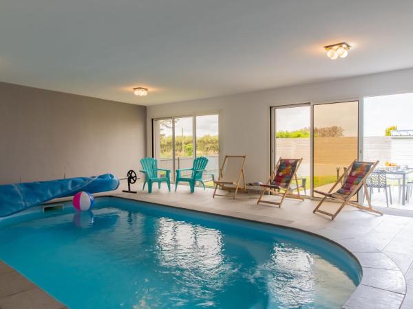 Holiday Home La Villa du Pêcheur by Interhome, Book  Bretagne hoteller med pool, Swimmingpool