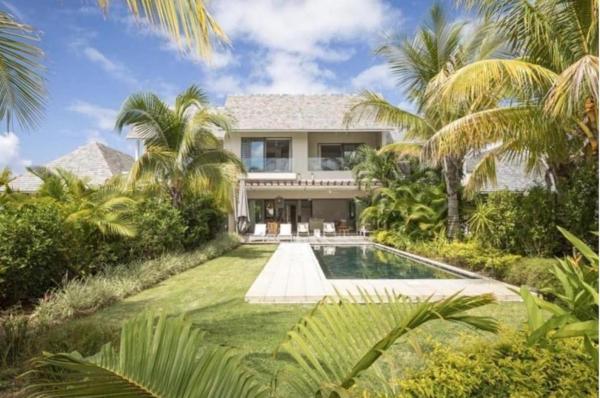 Beautiful Villa With Pool in Anahita Resort, Book  Beau Champ hoteller med pool, nær GRSE Waterfall, Swimmingpool