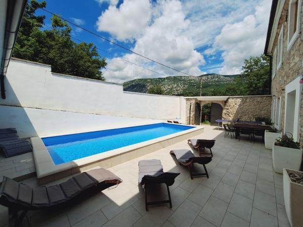 Villa Stone castle, Book  Kvarner hoteller med parkering, Parkering