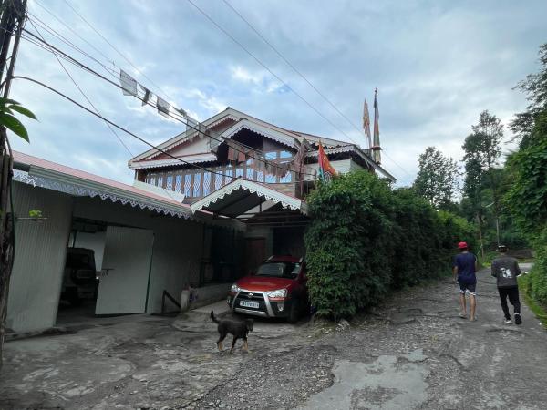 Mountaintop Guest House, Book  Billige hoteller i Bhurtuk
