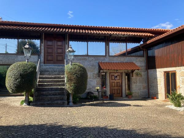 Bergui Guesthouse - Em Guimarães desde 2017, Book  Minho hoteller med pool, Swimmingpool