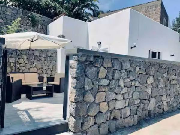Ischia-Forio-Punta Caruso-La Grille du coq-villa 1 il prezzo della villa è riferito all'intero alloggio con il limite delle persone previste n 4, Book  Forio di Ischia Ischia