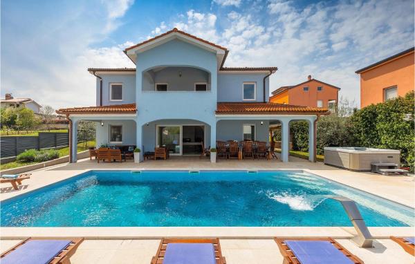 Villa Deep, Book  Hoteller i Poreč Riviera med pool, Swimmingpool
