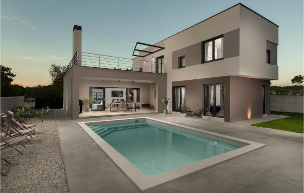 Villa Median, Book  Hoteller i Pula Riviera med pool, Swimmingpool