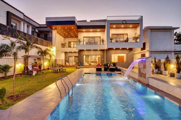 Elivaas Horizon Luxe 5BHK Villa with Pvt Pool, Udaipur, Book Villa Rajasthan hoteller med pool, Swimmingpool