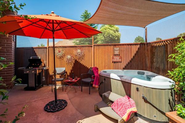 Desert Poppy Villa- Romantic Getaway, Book  Arizona hoteller med parkering, Parkering