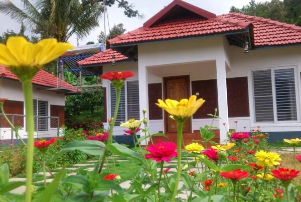 Himani Heritage Resorts, formerly Camp Nishani Holidays, Book  Hoteller i Bangalore med parkering, Parkering