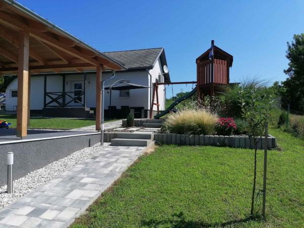 Holiday home in Fonyod - Balaton 43111, Book Feriehus Hoteller i Siófok med parkering, Parkering