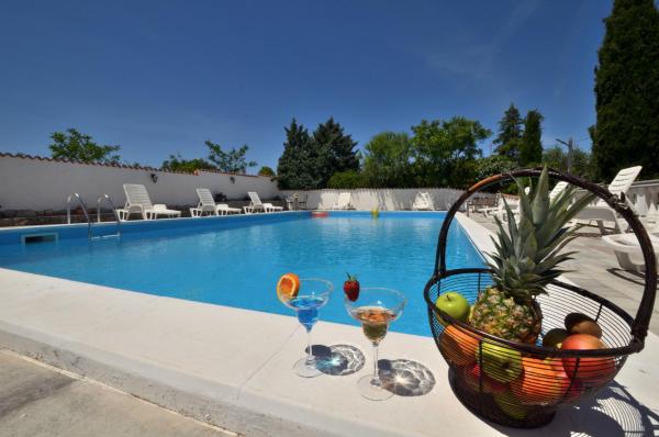 Rooms Aurora, Book  Hoteller i Pula Riviera med pool, Swimmingpool