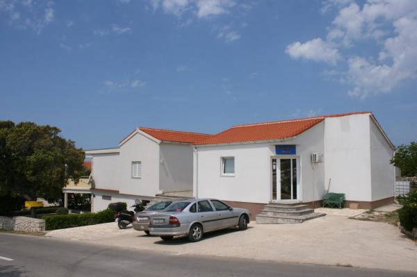 Apartments with a parking space Mandre, Pag - 6456, Book Lejlighed Kvarner hoteller med parkering, Parkering