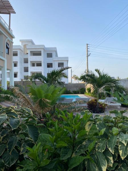 By the sea Apartments, Book Lejlighed Hoteller i Coast Region med pool, Swimmingpool