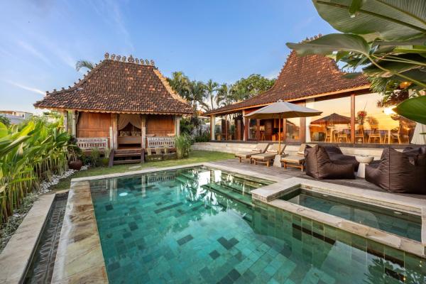 Charming 2BR Wooden Villa with Lush Garden Oasis by Santi Management, Book  Hoteller i Bali med pool, Swimmingpool