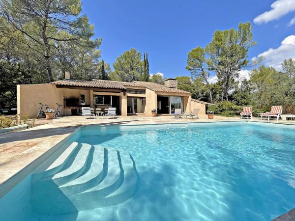 Villa San Michele - 70s experience, Book  Rhône-Alps hoteller med pool, Swimmingpool