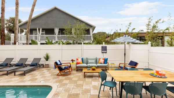 Sleeps 18! Pool, Hottub, Game Room, Blocks to Beach Vilano Villa by Avantstay, Book Villa Saint Augustine Area hoteller med pool, Swimmingpool