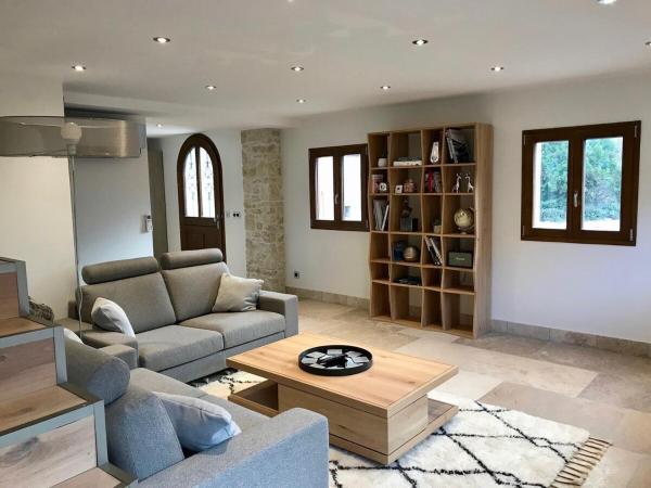 Villa à 200mètres du lac avec terrasse privée, Book  Hoteller i Rhône-Alps med parkering, Parkering