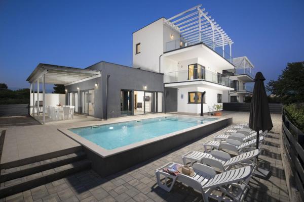 Villa Sole, Book  Hoteller i Pula Riviera med pool, Swimmingpool