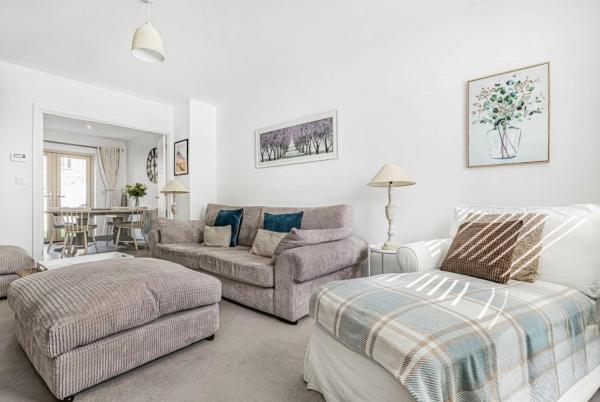 Contemporary 3 Bedroom home in Launton Village - close to Tythe Barn, Bicester Shopping & Bicester Heritage, Book   