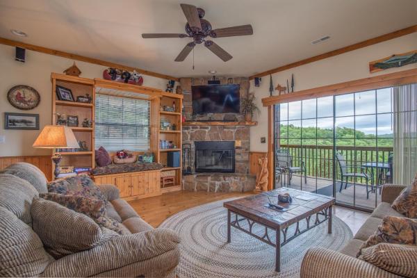 2BR Village At Indian Point 1705 near SDC, Book  Missouri hoteller med pool, Swimmingpool