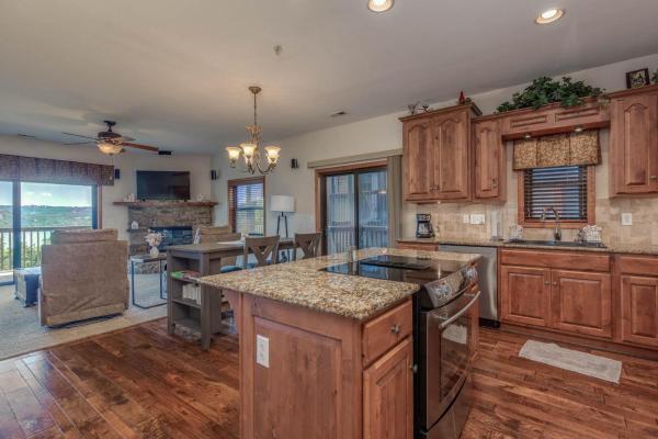 2BR Village At Indian Point 1604 near SDC, Book  Missouri hoteller med pool, Swimmingpool