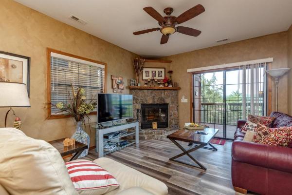 2BR Village At Indian Point 1305 near SDC, Book  Missouri hoteller med pool, Swimmingpool