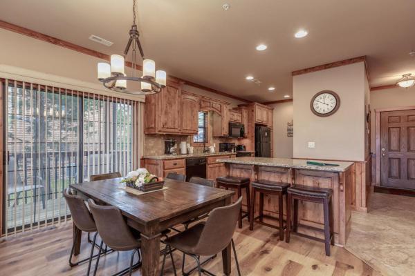 2BR Village At Indian Point 1504 near SDC- Free Tickets Daily up to $500, Book  Missouri hoteller med pool, Swimmingpool