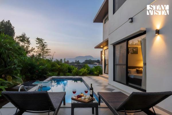 Daffodil Villa by VEO - Part of StayVista, Book  Hoteller i New Delhi med parkering, Parkering