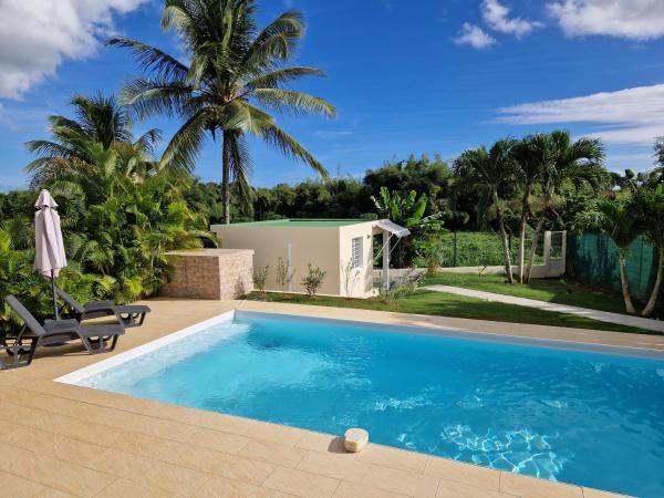 BUNGALOW PISCINE ZEN & GREEN - confort, Book  Baie-Mahault Basse-Terre