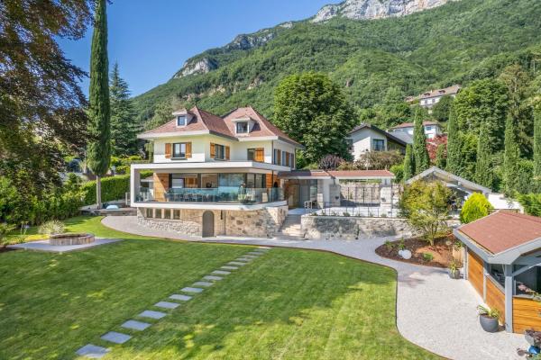 Villa Bleu Rivage - Villa les pieds dans leau, Book  Hoteller i Rhône-Alps med parkering, Parkering