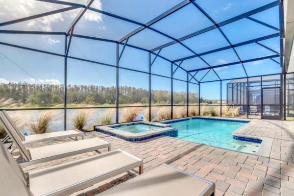 Spacious Villa Retreat with 9 Bedrooms 6381, Book  Kissimmee hoteller med pool, Swimmingpool