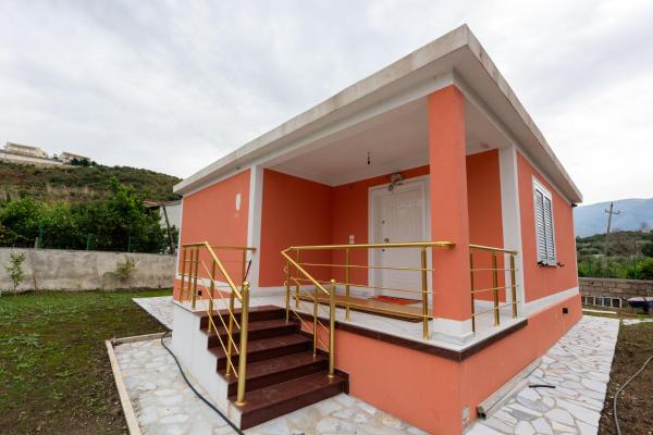Villa Buganville, Book  Vlorë County hoteller med parkering, Parkering