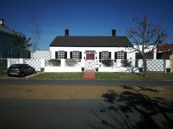 M Group B&B, Book  Eastern Cape hoteller med parkering, Parkering